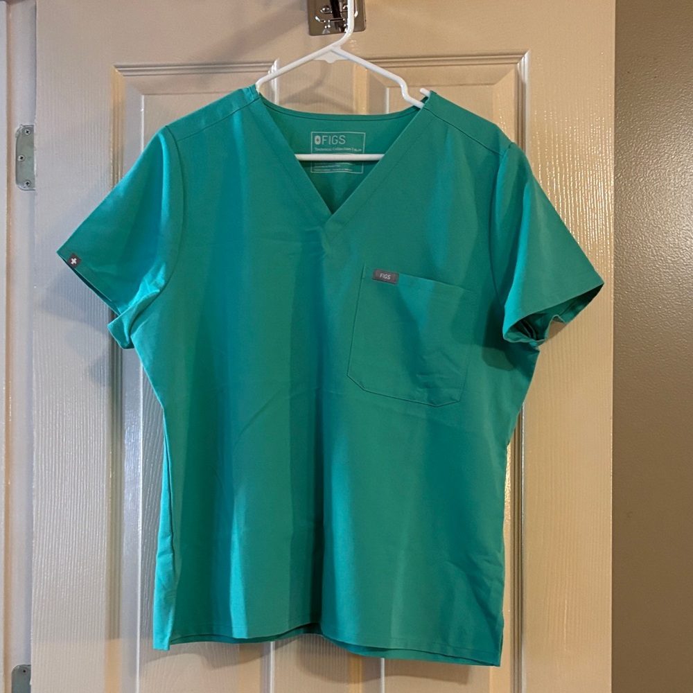 Figs XLP women’s scrub top in surgical green
